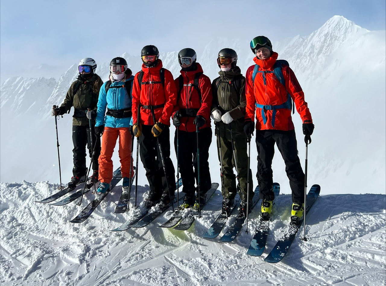 KLARE FOR VM: Emma Opsann, Ida Feen, Birk Ravn Mugås, Andreas Bakke og Didrik Opsann kjører Jubnior-VM i frikjøring torsdag. Til høyre trener Lars Bjørum. KLARE FOR VM: Emma Opsann, Ida Feen, Birk Ravn Mugås, Andreas Bakke og Didrik Opsann kjører Jubnior-VM i frikjøring torsdag. Til høyre trener Lars Bjørum.