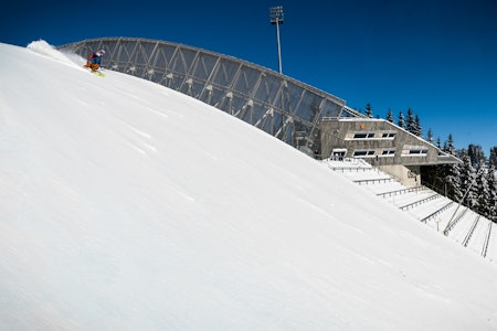 URØRT: Snøfallet fra dagen i forveien blinker i morgensolen over Holmenkollen. Et urørt unnarenn på 134 meter, og en helling på 35,7 grader var nærmest umulig å passere for frikjørerhjertet fra Bærum. Foto: Christian Nerdrum URØRT: Snøfallet fra dagen i forveien blinker i morgensolen over Holmenkollen. Et urørt unnarenn på 134 meter, og en helling på 35,7 grader var nærmest umulig å passere for frikjørerhjertet fra Bærum. Foto: Christian Nerdrum