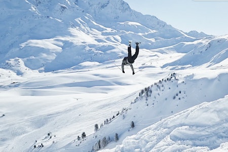 STORT: Etter å ha tryna i konkurransen kroker Vetle opp med gjengen fra Vågå, og da blir det drapå-stemning. Omund Sletten slår på stortromma med denne frontflippen. Foto: Dennis Risvoll STORT: Etter å ha tryna i konkurransen kroker Vetle opp med gjengen fra Vågå, og da blir det drapå-stemning. Omund Sletten slår på stortromma med denne frontflippen. Foto: Dennis Risvoll