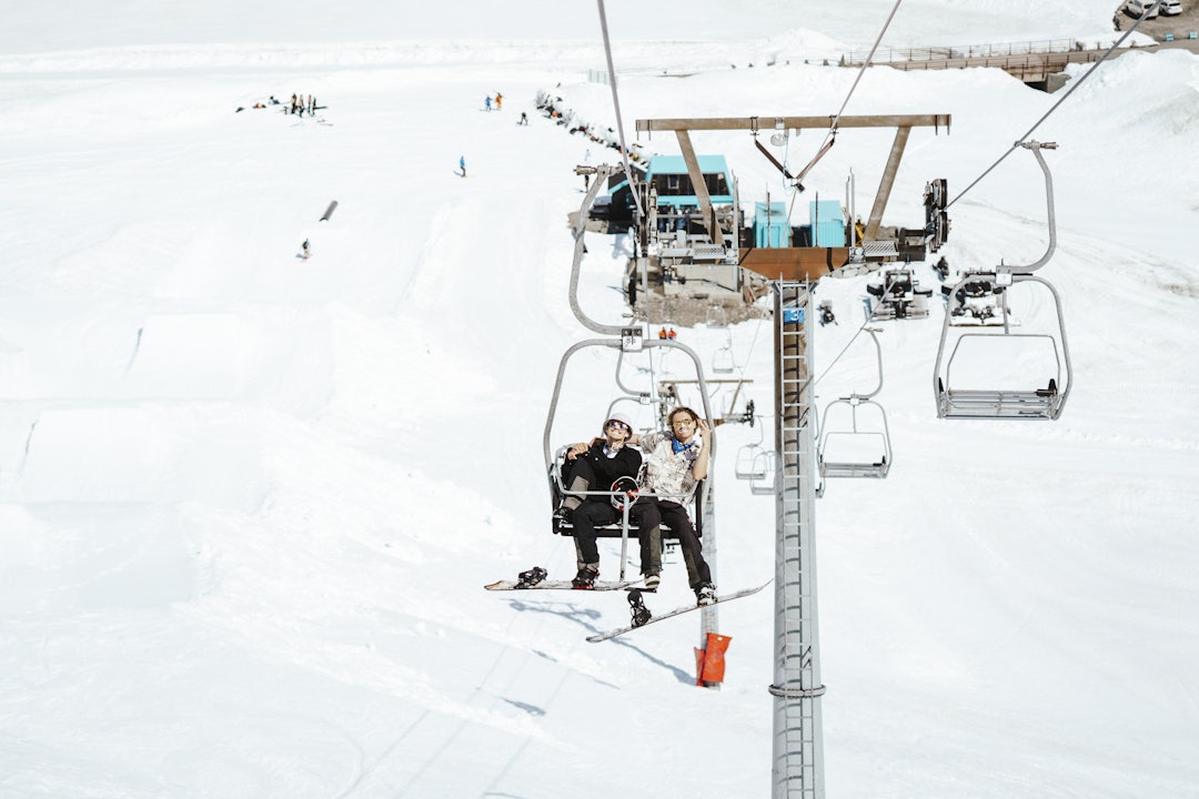 STEMNING: Stryn sommerski holder ut en helg til – til stor glede for mange, selv om sommerski-sesongen gjerne kunne vart enda litt lenger! Foto: Pernille Holsvik. Stryn sommerski