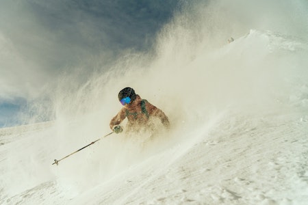 ROGNEBÆRSITUASJON: Høyst sannsynlig var det mye rognebær i Oppdal høsten 2021. (Skikjører: Bergljot Støer). Foto: Christian Nerdrum skikjører pudder