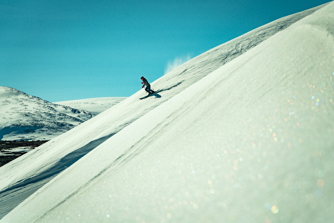 HALLINGSKARE: På hard skare, kommer alpin skiteknikk til sin rett, og et par bakkeski vil antakelig fungere bedre enn et par frikjøringsski. Foto: Christian Nerdrum