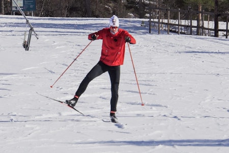 STRAM STIL: Ragnar Bragvin Andresen demonstrerer en lite effektiv framdrift, og gir også noen tips til hva vi bør tenke på når vi skøyter på ski. Foto: Christian Nerdrum skøyteteknikk