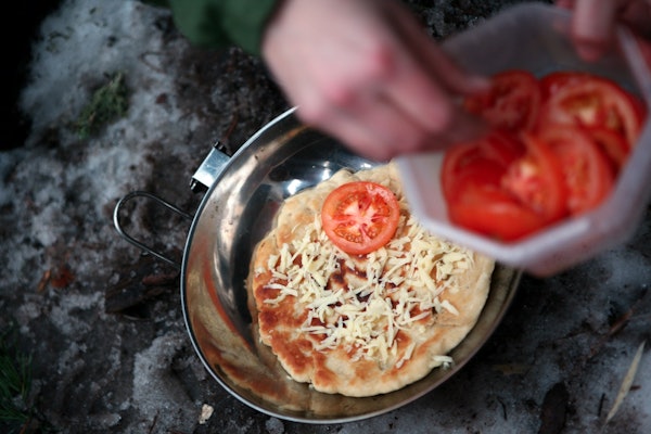 TUR-PIZZA: Pizzaen topper du med det du liker og har tilgjengelig. Mye kan forberedes hjemmefra. Foto: Ellen Lande Gossner pizza på bål
