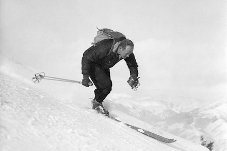 LEGENDEN: I en uavbrutt rekke med filmer endte selveste Warren Miller opp med å produsere hele 56 filmer, før han sendte stafettpinnen videre etter Impact i 2004. Foto: Warren Miller LEGENDEN: I en uavbrutt rekke med filmer endte selveste Warren Miller opp med å produsere hele 56 filmer, før han sendte stafettpinnen videre etter Impact i 2004. Foto: Warren Miller