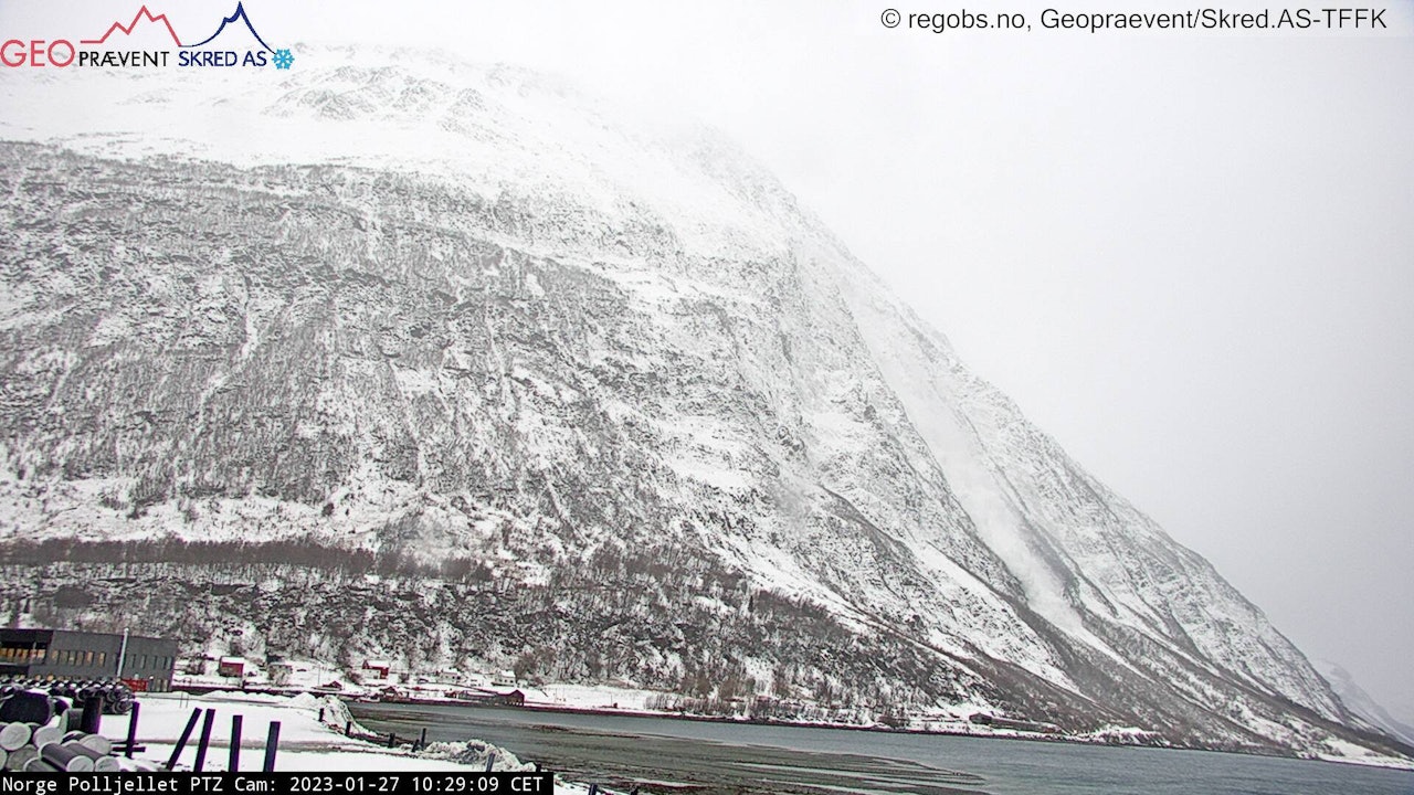SKREDKAMERA: Skredet i Pollfjellet er automatisk detektert av et webcamera som har målt snømassene til en maksimal hastighet på ca. 33 km/h, og skredet varte i 61 sekunder. Foto: regobs.no / Geopævent / skred.AS-TFFK