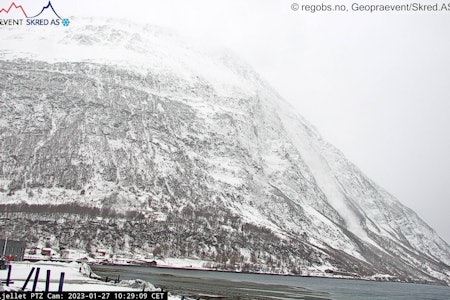 SKREDKAMERA: Skredet i Pollfjellet er automatisk detektert av et webcamera som har målt snømassene til en maksimal hastighet på ca. 33 km/h, og skredet varte i 61 sekunder. Foto: regobs.no / Geopævent / skred.AS-TFFK SKREDKAMERA: Skredet i Pollfjellet er automatisk detektert av et webcamera som har målt snømassene til en maksimal hastighet på ca. 33 km/h, og skredet varte i 61 sekunder. Foto: regobs.no / Geopævent / skred.AS-TFFK