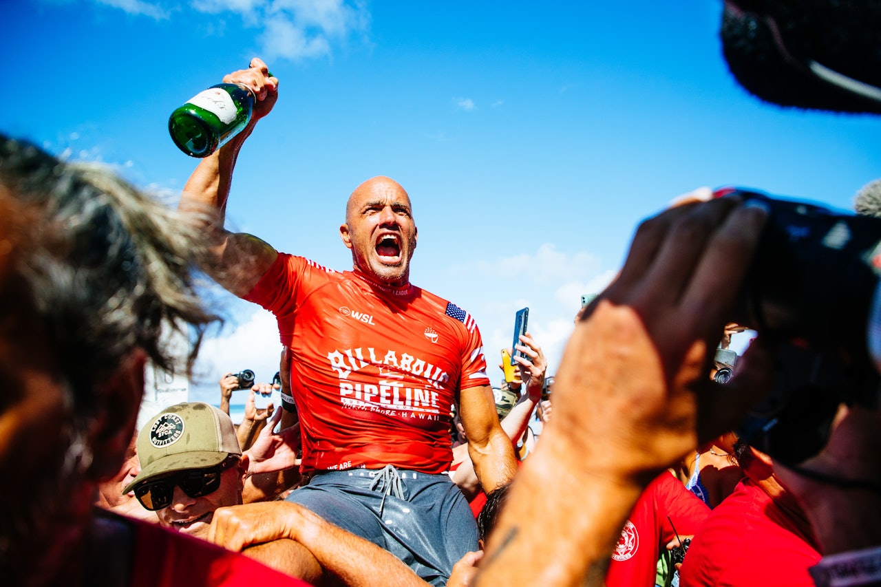 EVIG UNG: Kelly Slater sjokkerte en hel verden da han vant Billabong Pro Pipeline på Hawaii samme uke som han ble 50 år gammel. Foto: WSL / Heff EVIG UNG: Kelly Slater sjokkerte en hel verden da han vant Billabong Pro Pipeline på Hawaii samme uke som han ble 50 år gammel. Foto: WSL / Heff