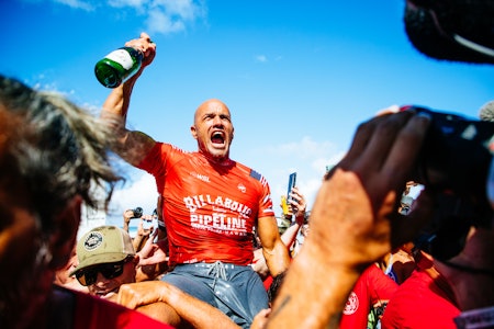 EVIG UNG: Kelly Slater sjokkerte en hel verden da han vant Billabong Pro Pipeline på Hawaii samme uke som han ble 50 år gammel. Foto: WSL / Heff EVIG UNG: Kelly Slater sjokkerte en hel verden da han vant Billabong Pro Pipeline på Hawaii samme uke som han ble 50 år gammel. Foto: WSL / Heff