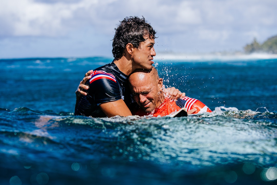 STERKT: Et sterkt øyeblikk etter at det blir klart at Kelly Slater har slått 24-år gamle Seth Moniz i finalen av Billabong Pro Pipeline. Foto: WSL / Beilmann STERKT: Et sterkt øyeblikk etter at det blir klart at Kelly Slater har slått 24-år gamle Seth Moniz i finalen av Billabong Pro Pipeline. Foto: WSL / Beilmann