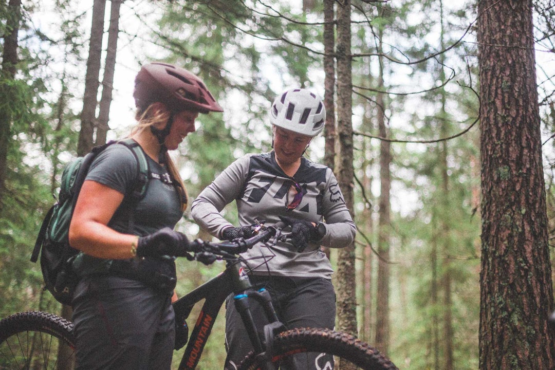 JUSTERINGER: Bruk litt tid på å justere sykkelen slik at den passer degm, og gjerne ute på stien slik at du kan kjenne på forskjellene. Det kan være alt i fra setehøyde til justering av vinkel på bremse- og girhendler. Foto: Kristoffer H. Kippernes. terrengsykkel dame