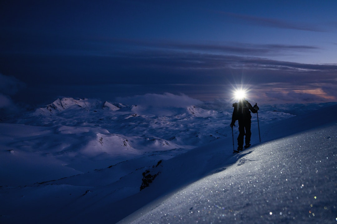ANMARSJ: Adam Gairns er vei til Store Smørstabbtind mens ettergløden av solen farger fjellene lilla. ANMARSJ: Adam Gairns er vei til Store Smørstabbtind mens ettergløden av solen farger fjellene lilla.