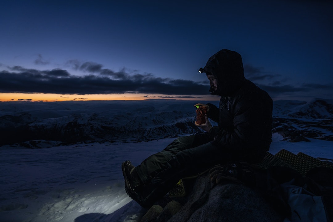 PAUSE: På veien opp til Dyrhaugstind fikk de i seg en pose med turmat mens de fulgte solnedgangen. PAUSE: På veien opp til Dyrhaugstind fikk de i seg en pose med turmat mens de fulgte solnedgangen.