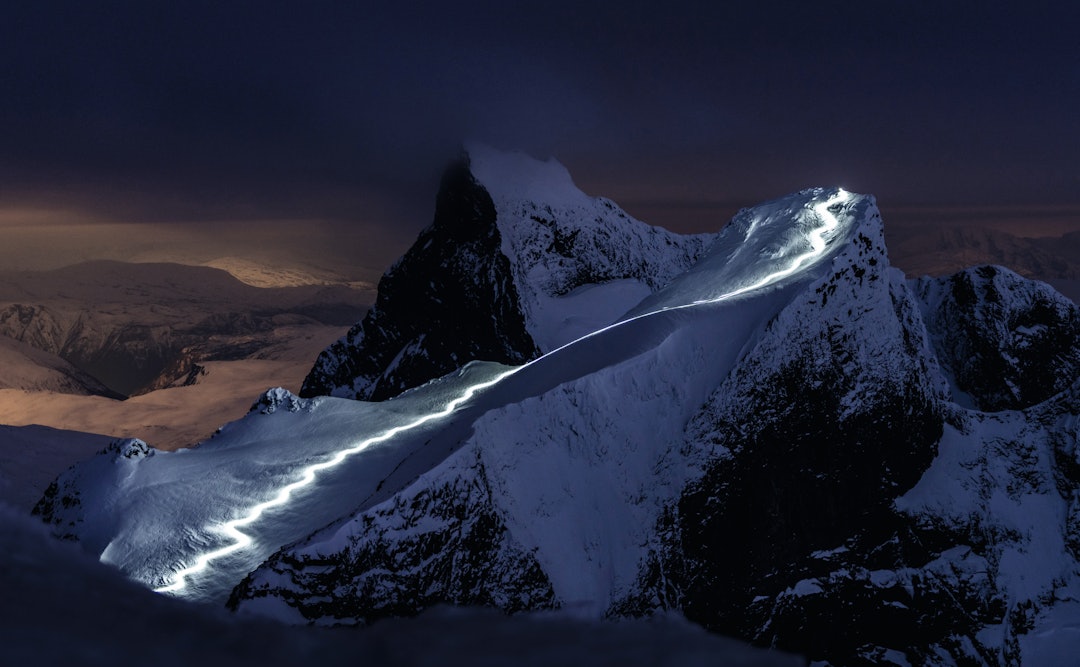 LIGHT LINE 1: I bakgrunnen av Store Ringstind kan man se lysstøyen fra Årdal. Foto: Vegard Aasen LIGHT LINE 1: I bakgrunnen av Store Ringstind kan man se lysstøyen fra Årdal. Foto: Vegard Aasen