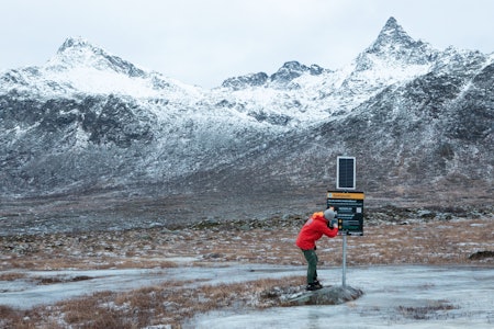 SJEKKPUNKT: Håvard Boutera Toft monterer et av sine skredsøkersjekkpunkt på Kattfjordeidet utenfor Tromsø.