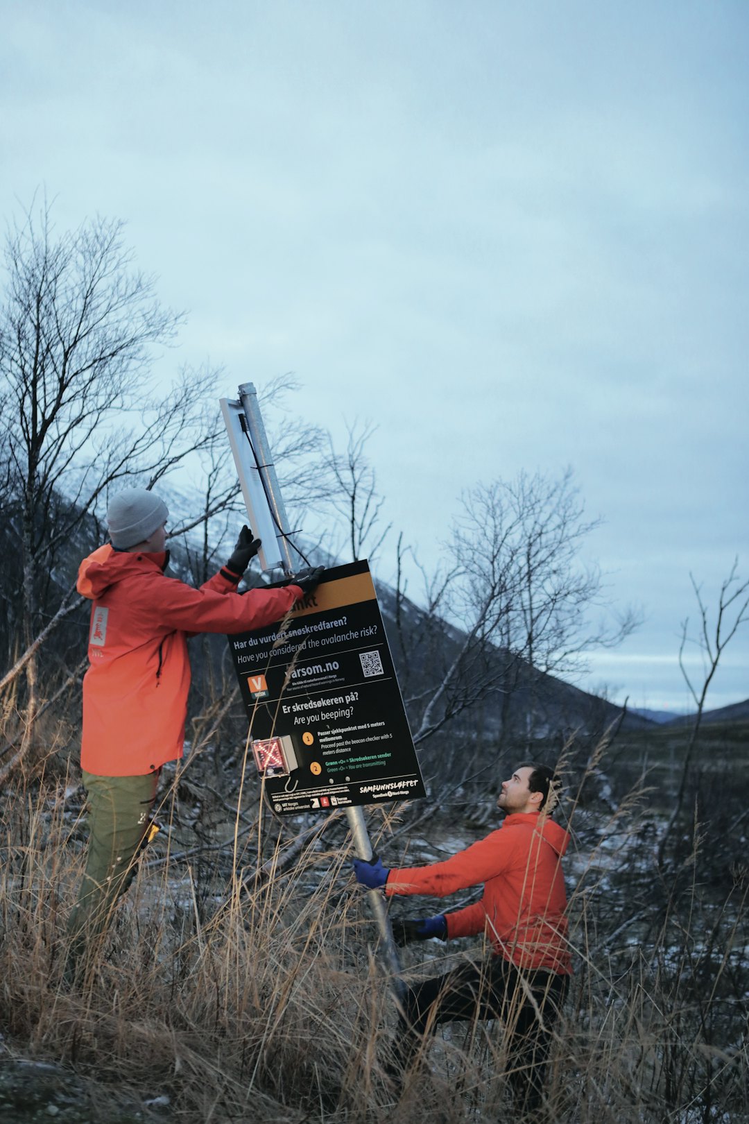 SKILT, REIS DEG: Toft og Kristoffer Karlsen setter opp et av de cirka 30 skiltene som står i Tromsø-området denne vinteren.
