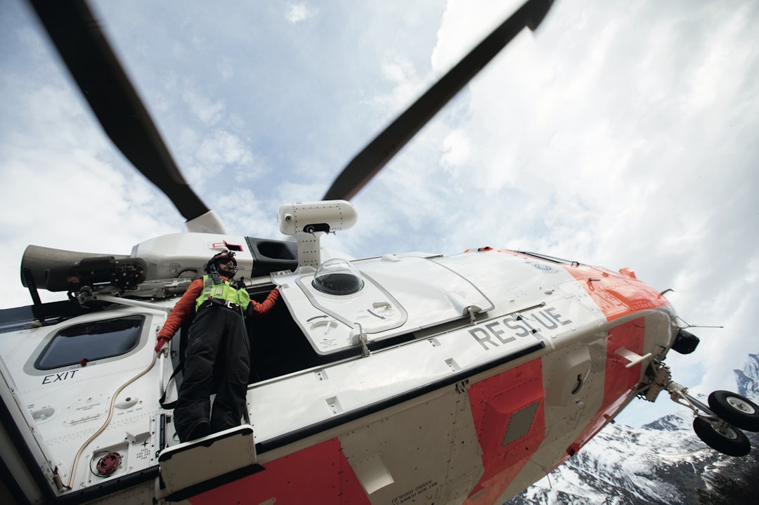 GODE NYHETER: Hvis du er i trøbbel til fjells og ser dette helikopteret med redningsmann Vegard Henriksen i døra, da kan du være ganske trygg på at ting er i ferd med å bli bedre.