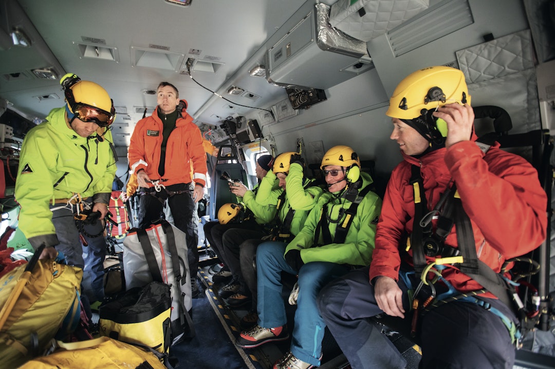 PÅ PLASS: Klatrerne i Romsdal Alpine redningsgruppe tar plass i helikopteret. Fra venstre: Redningsklatrer i NARG, Halvor Hagen, lege Erlend Skraastad, så NARG-klatrerne Ole Johan Sæther, Tor Solholm, Bjørn Magne Øverås og Asgeir Rusti.