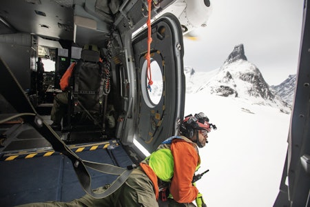 UTSIKT: Redningsmann Vegard Henriksen speider etter et bra sted å sette av redningsklatrerne på Litlfjellet. Romsdalshorn i bakgrunnen. UTSIKT: Redningsmann Vegard Henriksen speider etter et bra sted å sette av redningsklatrerne på Litlfjellet. Romsdalshorn i bakgrunnen.