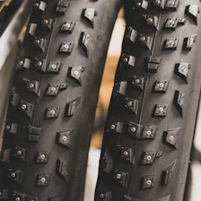 GROVT KALIBER: Skal du herje rundt på vinterstier med selvtilliten i behold, er gode piggdekk avgjørende. Vi har satt Wrathchild fra 45NRTH på prøve. Foto: Kristoffer H. Kippernes. 45 nrth wrathchild piggdekk test sykkel