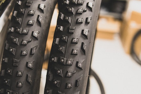 GROVT KALIBER: Skal du herje rundt på vinterstier med selvtilliten i behold, er gode piggdekk avgjørende. Vi har satt Wrathchild fra 45NRTH på prøve. Foto: Kristoffer H. Kippernes. 45 nrth wrathchild piggdekk test sykkel