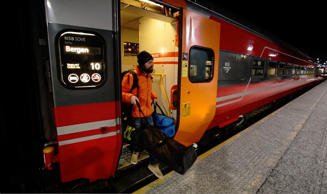 BERGENSBANEN: Kl. 05.24 tråkker en trøkk Bård Gundersen ut på perrongen på Voss. Skjermdump: Christian Nerdrum BERGENSBANEN: Kl. 05.24 tråkker en trøkk Bård Gundersen ut på perrongen på Voss. Skjermdump: Christian Nerdrum