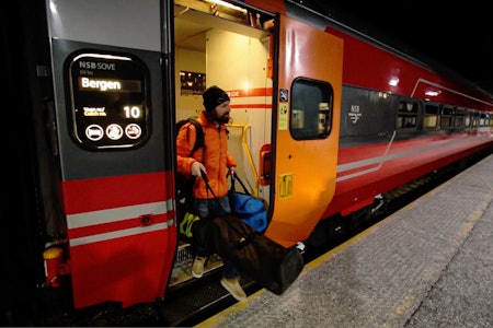 BERGENSBANEN: Kl. 05.24 tråkker en trøkk Bård Gundersen ut på perrongen på Voss. Skjermdump: Christian Nerdrum BERGENSBANEN: Kl. 05.24 tråkker en trøkk Bård Gundersen ut på perrongen på Voss. Skjermdump: Christian Nerdrum