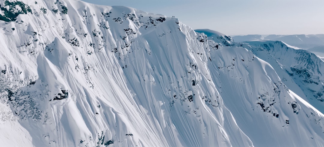 Toppseksjonen av Jiehkkevárri. De to prikkene i fjellveggen er Finn Hovem og Krister Kopala. Skjermdump: The White Giant Toppseksjonen av Jiehkkevárri. De to prikkene i fjellveggen er Finn Hovem og Krister Kopala. Skjermdump: The White Giant