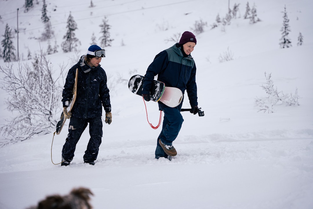 ENKELT: – Man trenger ikke så veldig mye snø, i hvert fall for å stå på snowskaten, heller ikke for å stå på de hjemmelagde surfebrettene, sier Kenneth Erlandsen (t.v.). Foto: Christian Nerdrum ENKELT: – Man trenger ikke så veldig mye snø, i hvert fall for å stå på snowskaten, heller ikke for å stå på de hjemmelagde surfebrettene, sier Kenneth Erlandsen (t.v.). Foto: Christian Nerdrum