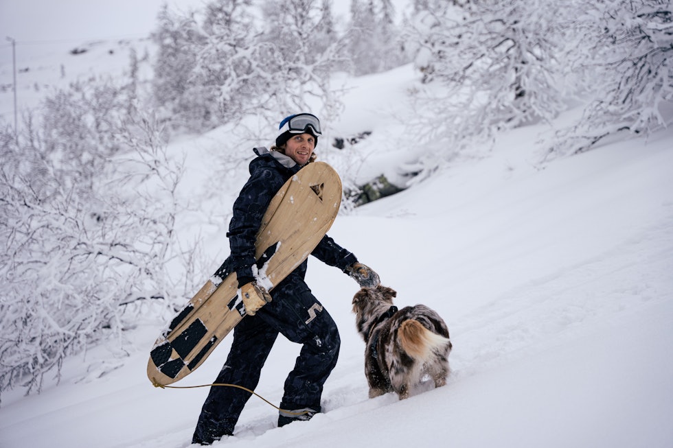 HUNDEVENNLIG: Pontus Lüttkens kan trygt ha med hunden Piraja uten å være redd for å skade den med skarpe ståkanter. Foto: Christian Nerdrum
