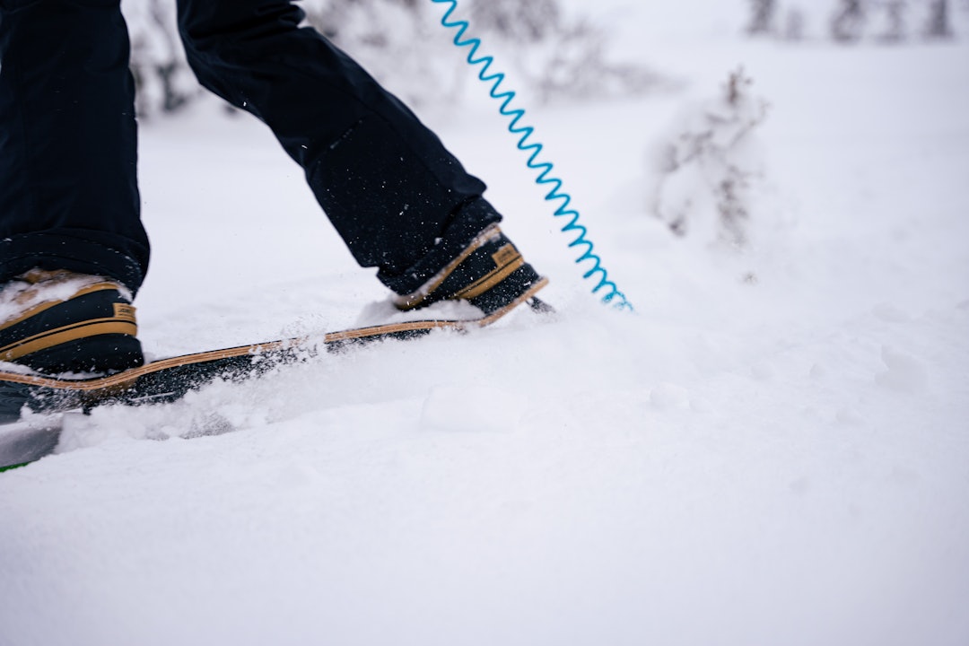 SNOWSKATE: Fellesnevneren for snowskate er at du står litt over brettet på et skateboard, med trøkker. Foto: Christian Nerdrum