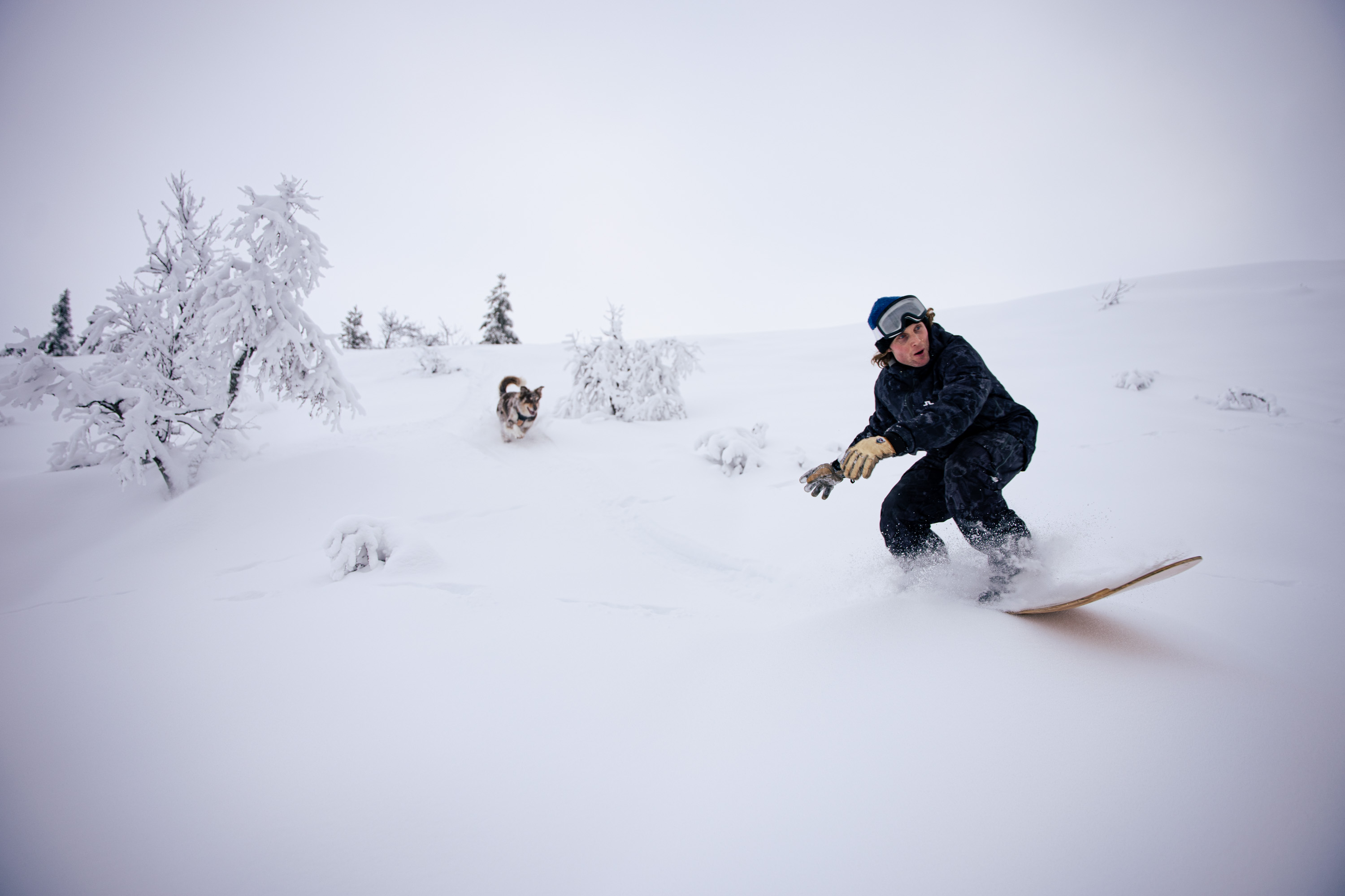 PUDDERHUNDER: Pontus Lüttkens kommer surfende med bikkja hakk i hel. Foto: Christian Nerdrum