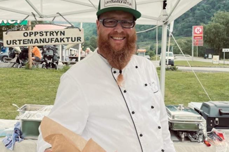 Tobias Surrmann som driver Stryn Urtemanufaktur er klar for å servere deg! Tobias Surrmann som driver Stryn Urtemanufaktur er klar for å servere deg!