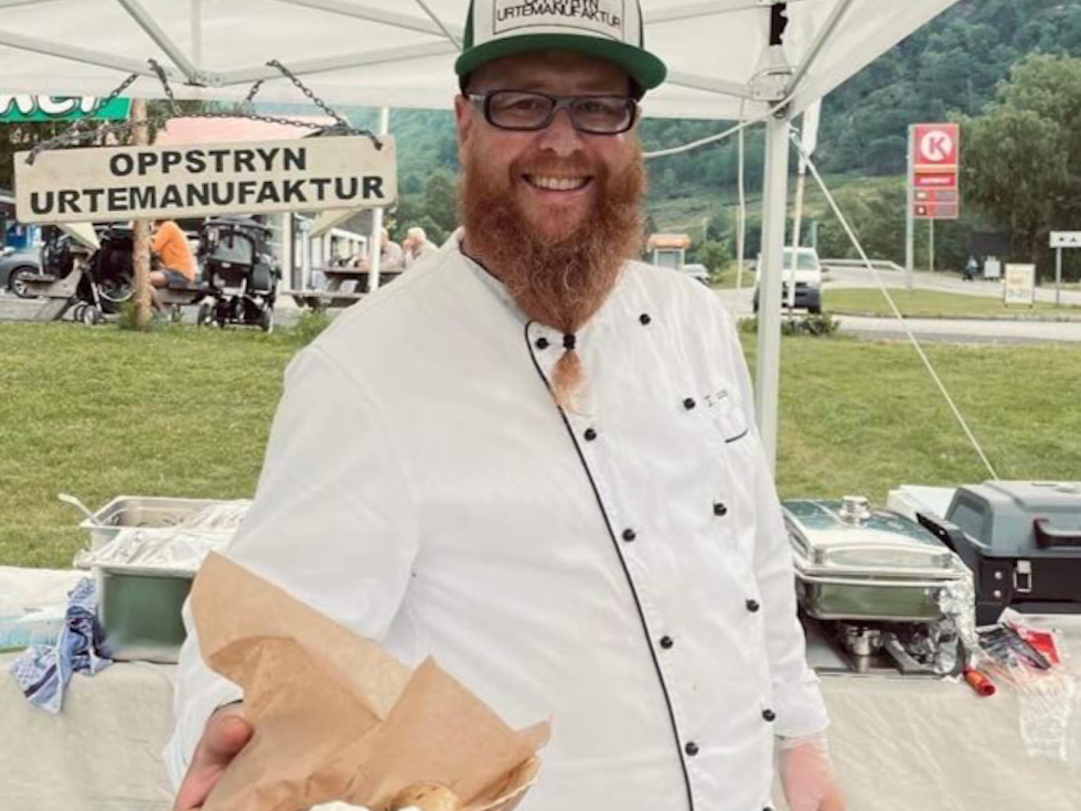 Tobias Surrmann som driver Stryn Urtemanufaktur er klar for å servere deg! Tobias Surrmann som driver Stryn Urtemanufaktur er klar for å servere deg!