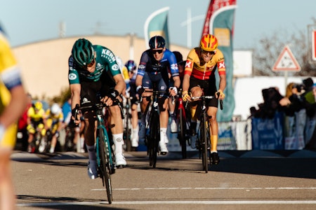 INVOLVERT I VELTEN: Anders Halland Johannessen (Uno-X, i gult og rødt) gikk i bakken på 2. etappe av Étoile de Bessèges. Foto: James York INVOLVERT I VELTEN: Anders Halland Johannessen (Uno-X, i gult og rødt) gikk i bakken på 2. etappe av Étoile de Bessèges. Foto: James York