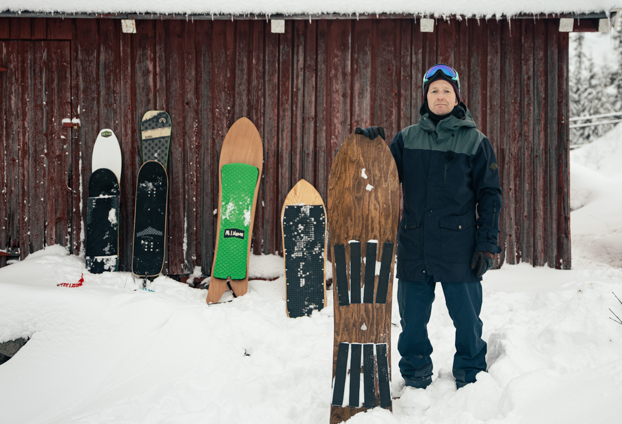 SPEKTERET: Brettekspert Kenneth Erlandsen forklarer forskjellene på brettene, som spenner fra hjemmelagd til fabrikkprodusert. Foto: Christian Nerdrum