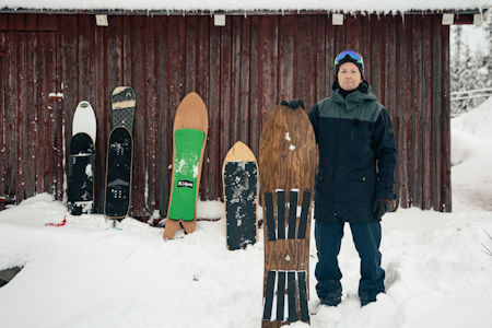 SPEKTERET: Brettekspert Kenneth Erlandsen forklarer forskjellene på brettene, som spenner fra hjemmelagd til fabrikkprodusert. Foto: Christian Nerdrum SPEKTERET: Brettekspert Kenneth Erlandsen forklarer forskjellene på brettene, som spenner fra hjemmelagd til fabrikkprodusert. Foto: Christian Nerdrum