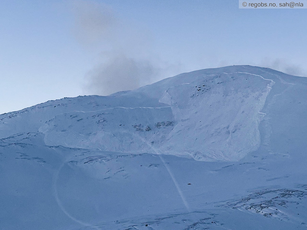 KJEMPESKRED: Torsdag gikk det et svært stort skred utløst av to skiløpere i Lyngen - på faregrad to. Foto: Varsom / Regobs /sah@nla.no