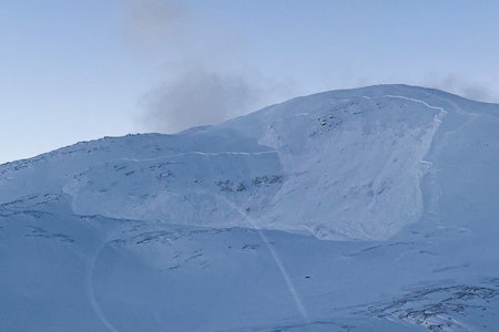 KJEMPESKRED: Torsdag gikk det et svært stort skred utløst av to skiløpere i Lyngen - på faregrad to. Foto: Varsom / Regobs /sah@nla.no
