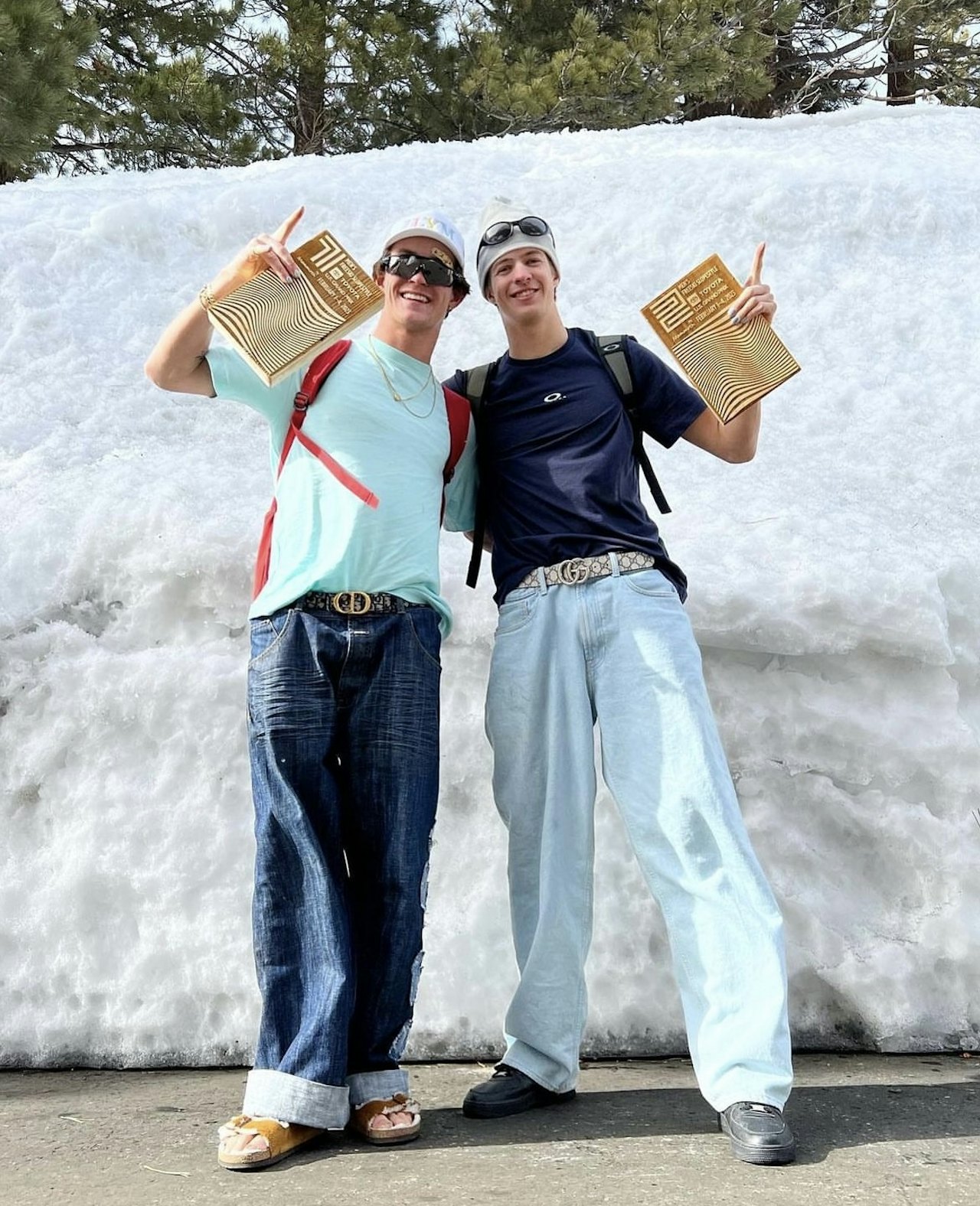 DOBBEL NORSK: Birk Ruud og Sebastian Schjerve poserer med hvert sitt designerbelte og hver sin medalje etter finalen i Mammoth. Foto: Freeskilandslaget DOBBEL NORSK: Birk Ruud og Sebastian Schjerve poserer med hvert sitt designerbelte og hver sin medalje etter finalen i Mammoth. Foto: Freeskilandslaget