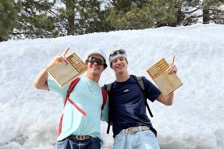 DOBBEL NORSK: Birk Ruud og Sebastian Schjerve poserer med hvert sitt designerbelt og medalje etter finalen i Mammoth. Foto: Freeskilandslaget DOBBEL NORSK: Birk Ruud og Sebastian Schjerve poserer med hvert sitt designerbelt og medalje etter finalen i Mammoth. Foto: Freeskilandslaget