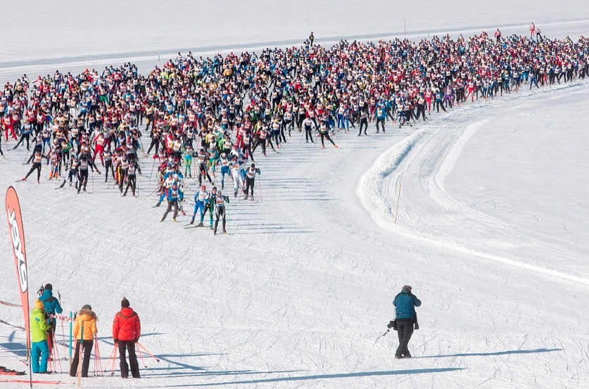 FOLKEFEST: Har du en forkjærlighet for skøyting og vil oppleve langrenn i alpestil, bør du sjekke ut Engadin Skimarathon. Foto: Arrangør engadin