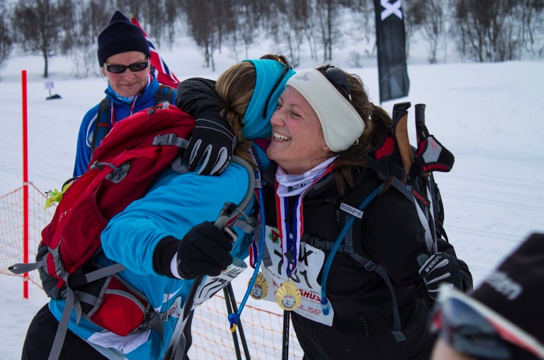VEL GJENNOMFØRT: Fornøyde venninner med deltakermedaljene rundt halsen. Foto: Bjørn Tore Haugen  sirdal