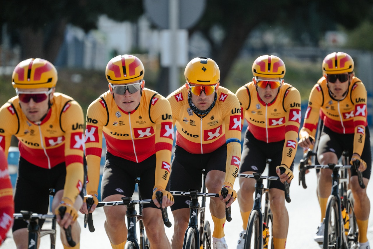 SYKLER PARIS-NICE: Det gule og røde toget til Uno-X Pro Cycling er til start i det franske etapperittet. Foto: Cor Vos SYKLER PARIS-NICE: Det gule og røde toget til Uno-X Pro Cycling er til start i det franske etapperittet. Foto: Cor Vos