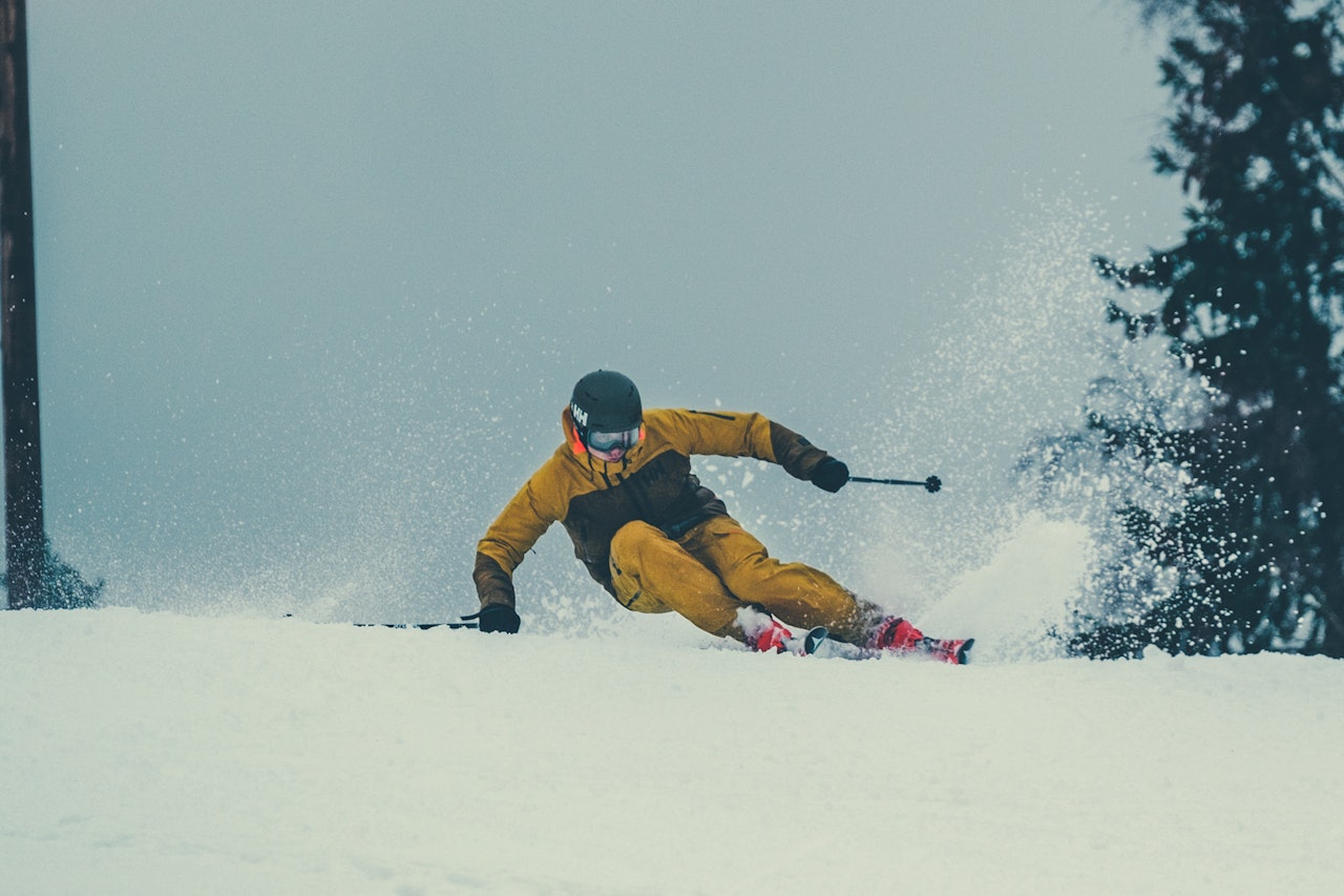 RACING UTEN PORTER: Frikjører Øystein Aasheim tilegnet store deler av en vintersesong for å lære seg å stå på ski som en alpinist. Her er har riktignok på et par storslalåmski. Foto: Bård Gundersen