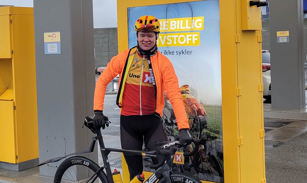 UTE PÅ TUR: Tord og Landeveis journalist tar en kjapp fotoseanse under taket på en Uno-X-stasjon. Foto: Jon Petter Nordbø