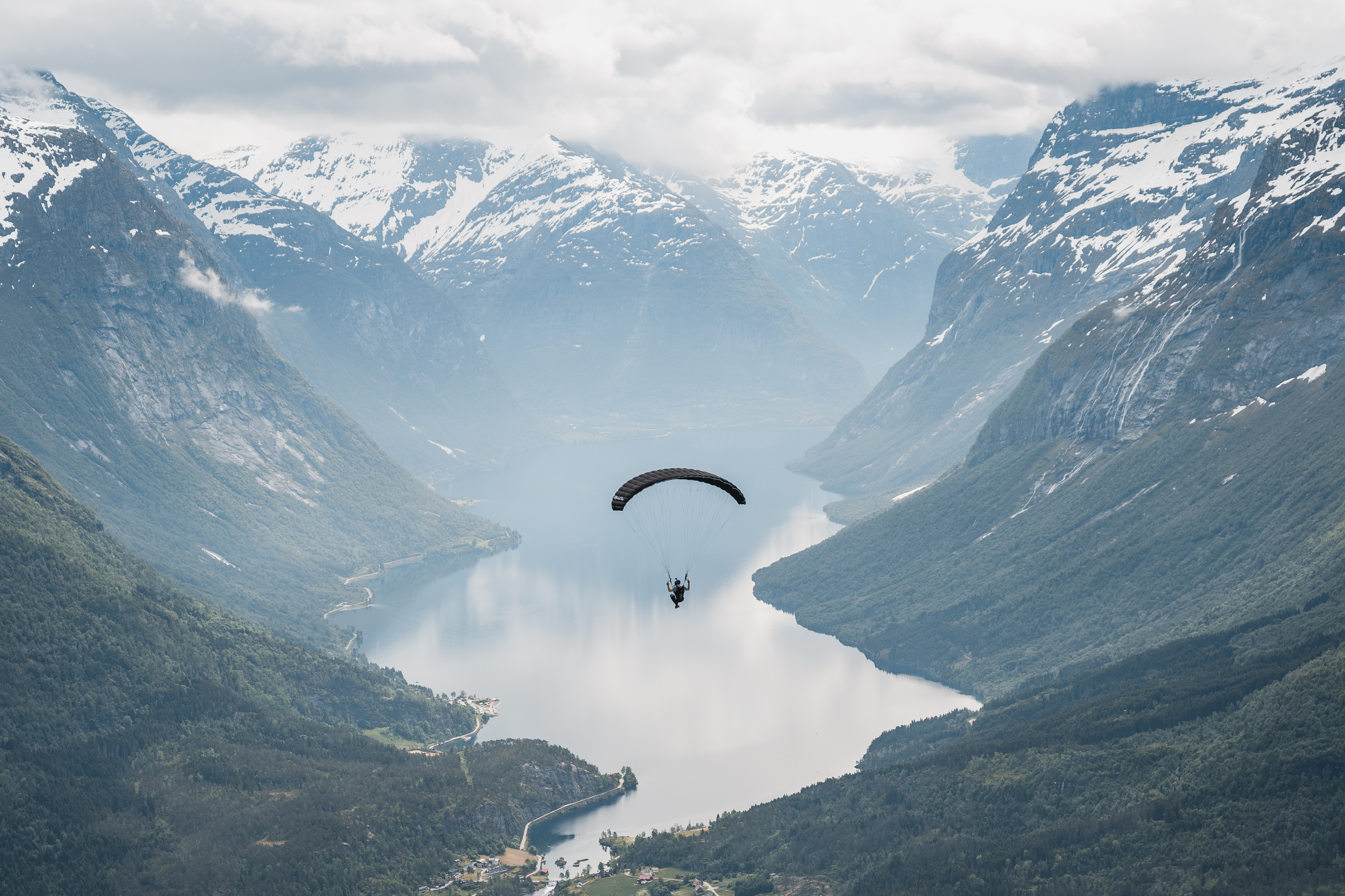 Loen Skylift har blitt et yndet utgangspunkt for luftsportsutøvere, men det er også et fint utgangspunkt for ski! Foto: Simon Sjøkvist