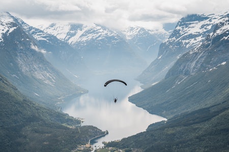 Loen Skylift har blitt et yndet utgangspunkt for luftsportsutøvere, men det er også et fint utgangspunkt for ski! Foto: Simon Sjøkvist Loen Skylift har blitt et yndet utgangspunkt for luftsportsutøvere, men det er også et fint utgangspunkt for ski! Foto: Simon Sjøkvist