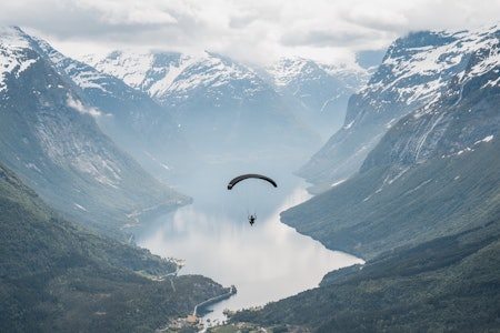 Loen Skylift har blitt et yndet utgangspunkt for luftsportsutøvere, men det er også et fint utgangspunkt for ski! Foto: Simon Sjøkvist