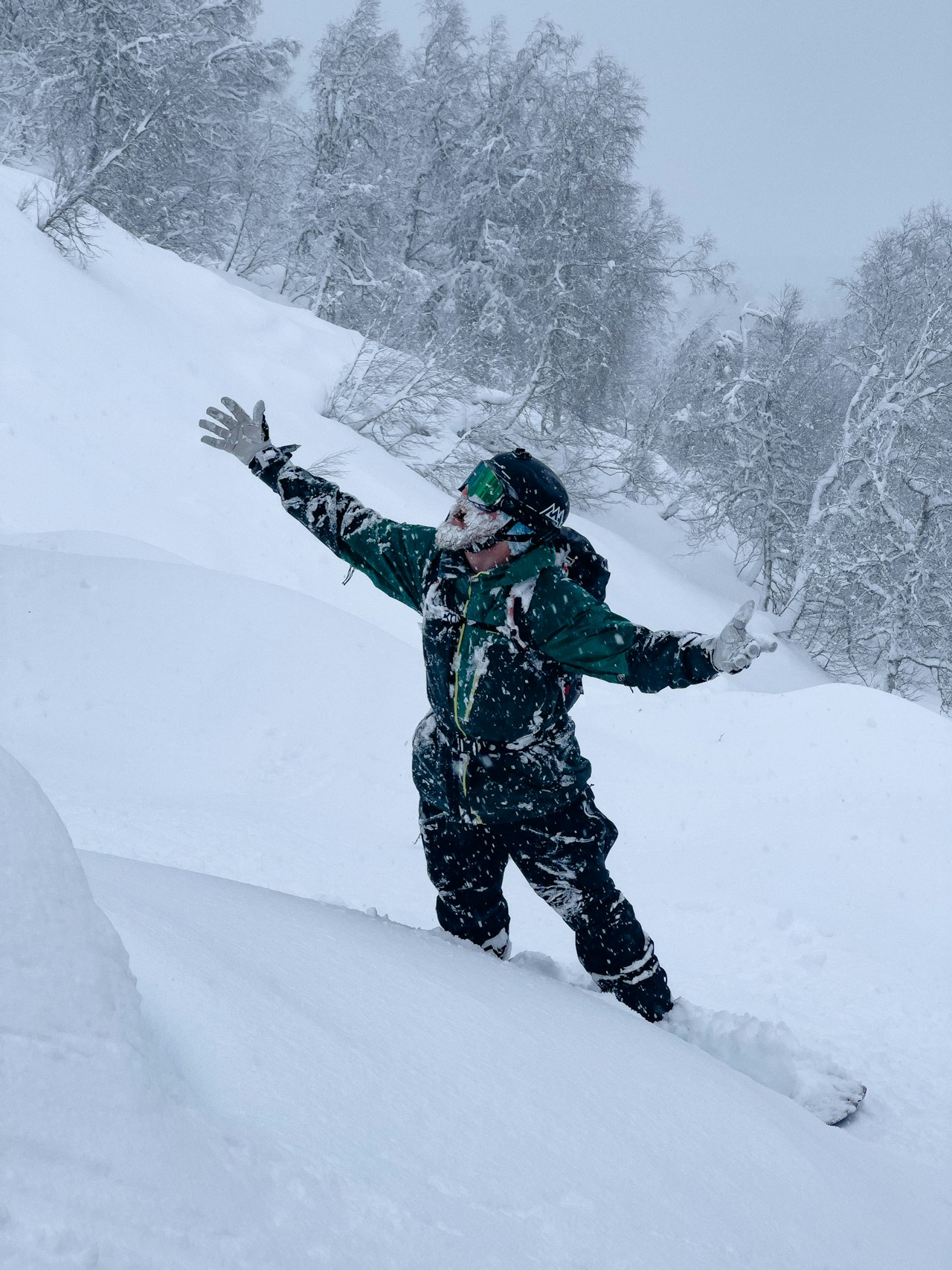 HALLELUJA! Davis Sundberg fikk seg en real bonusdag i Sogn Skisenter da regnværet slo over til snø. Foto: Nikolai Schirmer